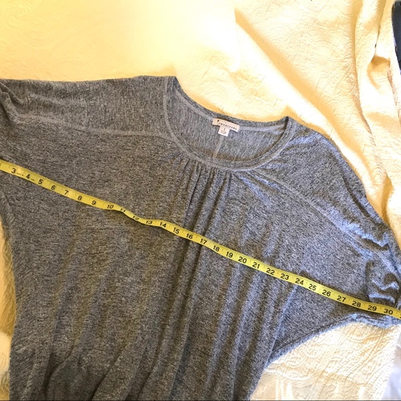 comfy gray soft short sleeve top - incredibly soft & flattering. V neck - Picture 4 of 8